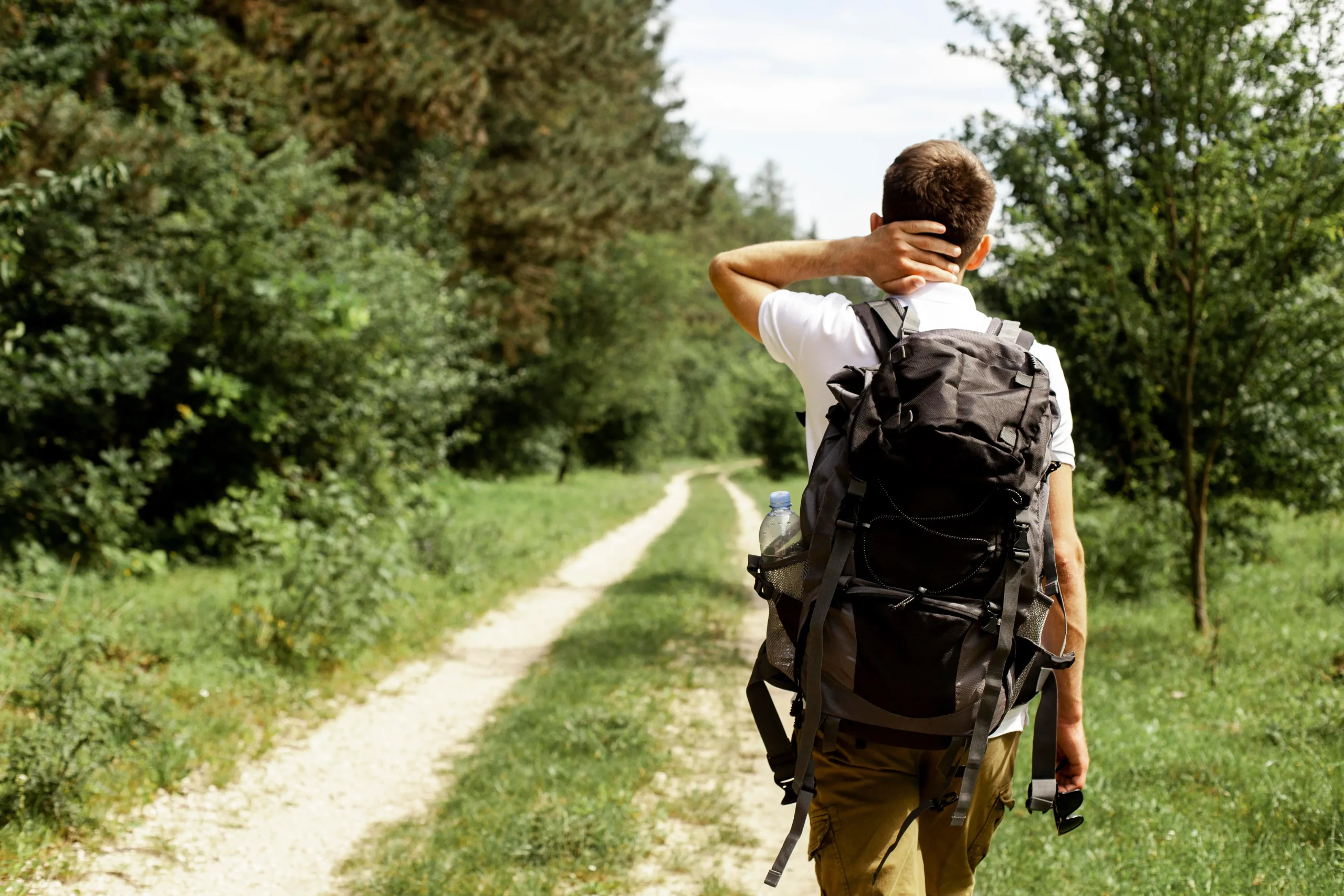 Accueil man with backpack exploring nature