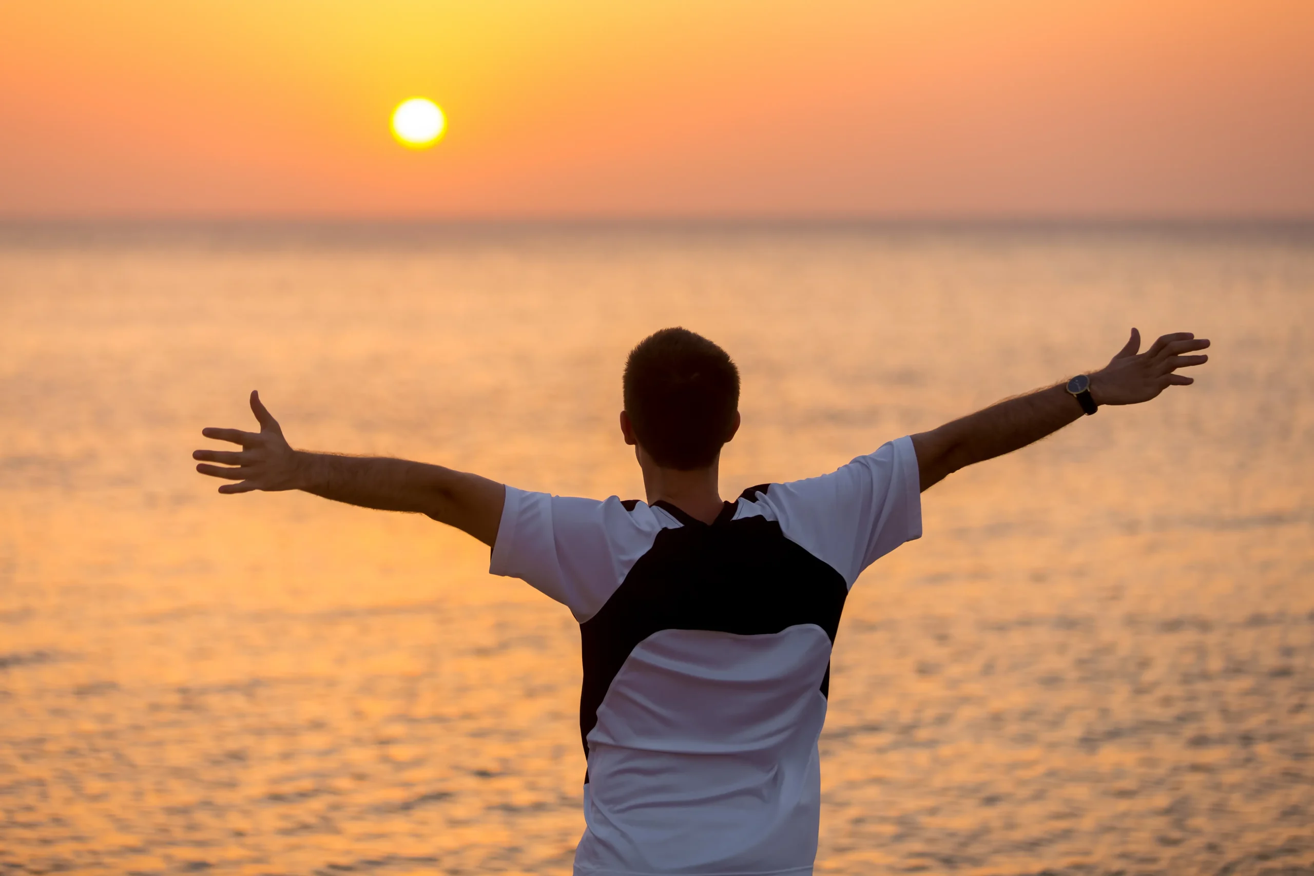 Accueil young man enjoying sea freedom